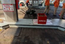 Automobilista embate em bomba de combustível