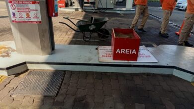 Automobilista embate em bomba de combustível