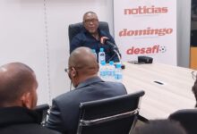 Chiquinho Conde abre o livro no “Notícias”