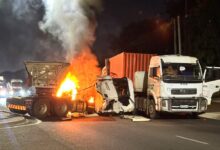 Embate culmina em explosão de dois camiões