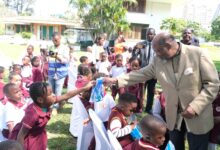 Chissano ensina crianças a “construir” a paz