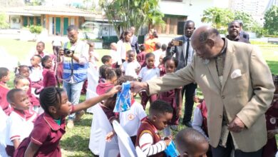 Chissano ensina crianças a “construir” a paz